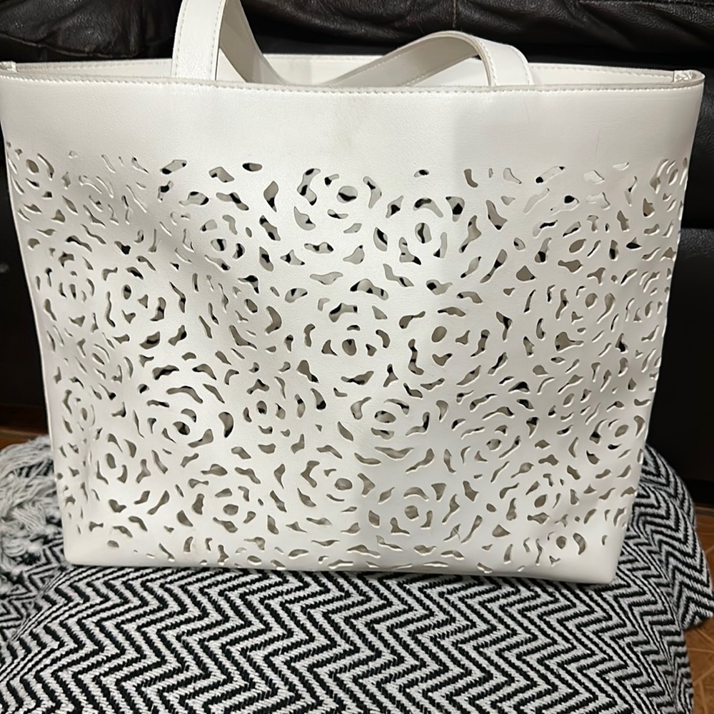 Oscar de la Renta White Flower Purse